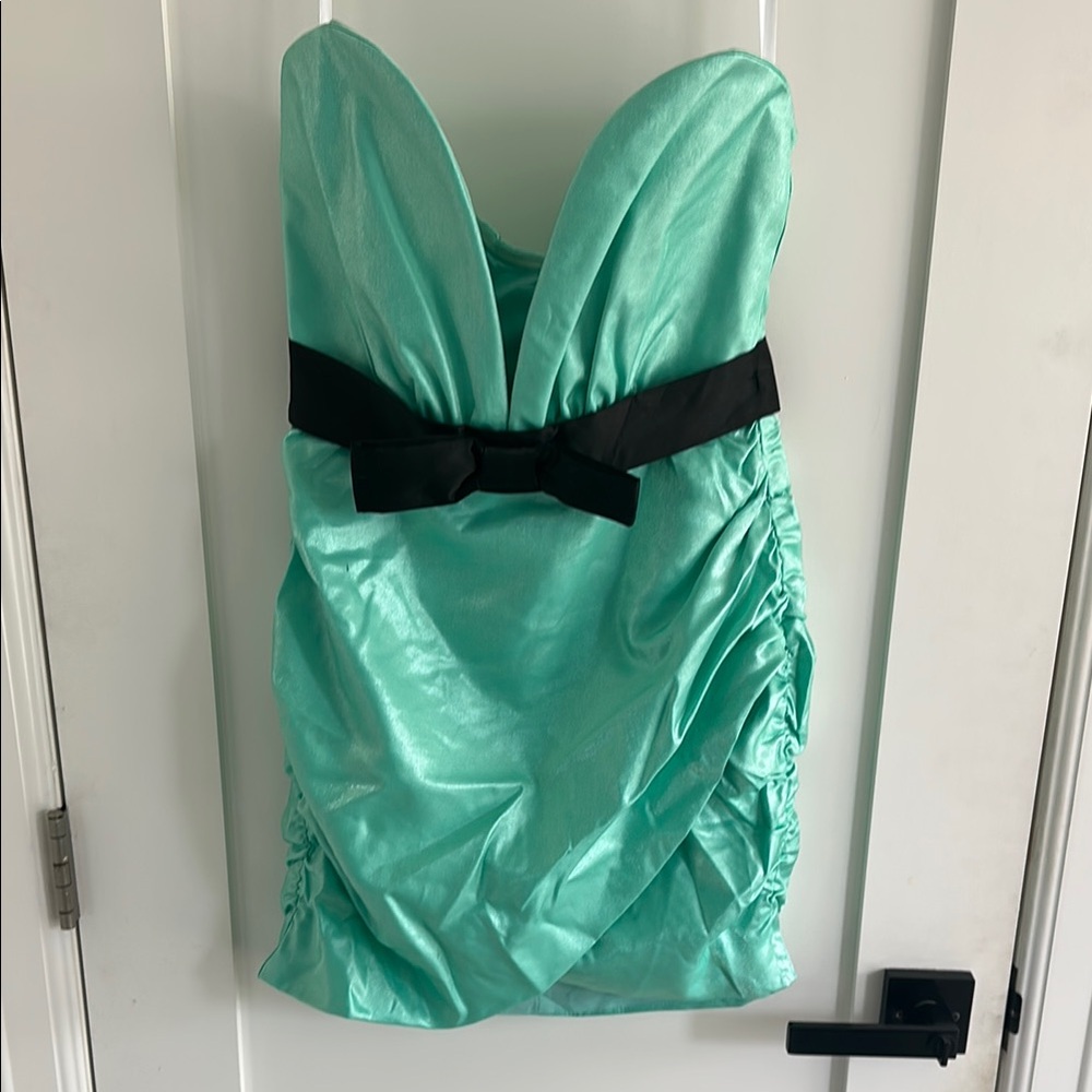 Elegant Strapless Mint Green Dress with Black Bow
